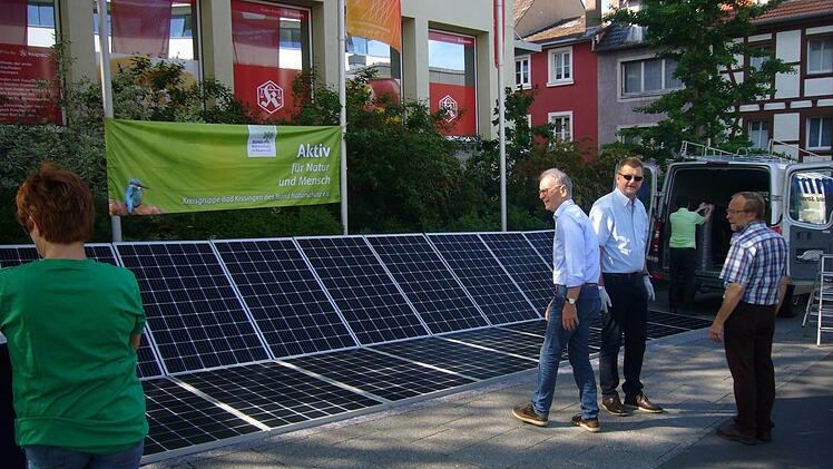 Mehrere Meter Solarpanelen baute die Kreisgruppe des Bund Naturschutz  für ihre Aktion in der Fußgängerzone in Bad Kissingen  auf. Klaus Gerner