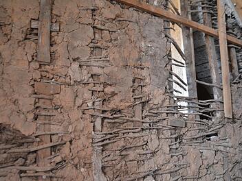 Eine Holzstakenwand mit Lehmfüllung: für Denkmalschützer eine Fundgrube  Fotos: Bernhard Panzer
