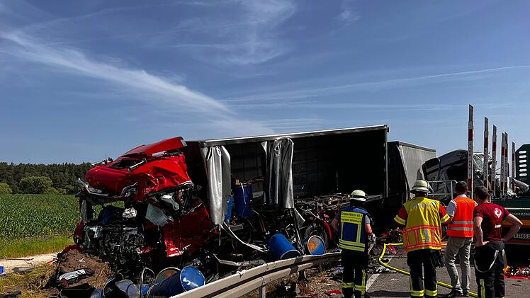 Schwerer Unfall auf der B2: Lastwagen stoßen massiv zusammen