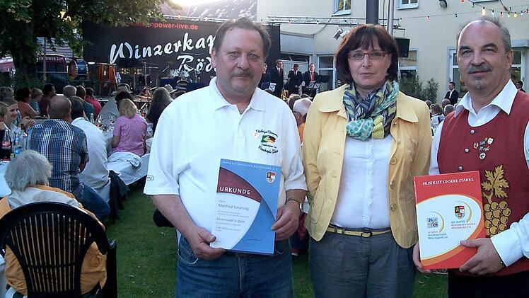 Manfred Scharting wurde von Sibylle Säger für 30 Jahre Treue geehrt. Das freute auch den Vorsitzenden Johannes Wandler.