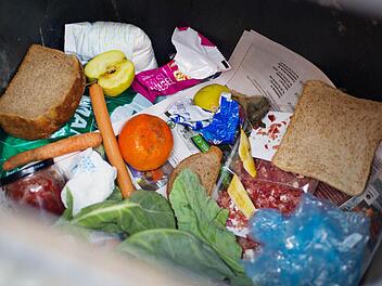 65 Kilogramm Lebensmittel wirft jeder Bürger in Bayern statistisch gesehen pro Jahr in die Mülltonne. Das muss nicht sein und soll sich - wenn es nach Landwirtschaftsminister Helmut Brunner geht - auch ändern. Am Freitag stellte er in Kulmbach seine Initiative gegen Lebensmittelverschwendung vor.  Foto: Patrick Pleul/dpa