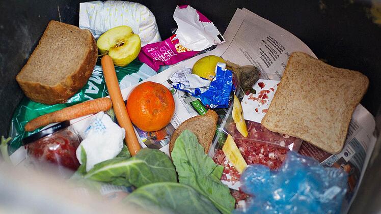 65 Kilogramm Lebensmittel wirft jeder Bürger in Bayern statistisch gesehen pro Jahr in die Mülltonne. Das muss nicht sein und soll sich - wenn es nach Landwirtschaftsminister Helmut Brunner geht - auch ändern. Am Freitag stellte er in Kulmbach seine Initiative gegen Lebensmittelverschwendung vor.  Foto: Patrick Pleul/dpa