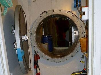 So sah der Eingang zu dem Bunker aus, den die Polizei auf dem Grundstück eines Mann aus Himmelkron entdeckt hatte. Dort bewahrte er neben Lebensmitteln und Geld auch Sprengstoff und Rauschgift auf. Foto: Polizei