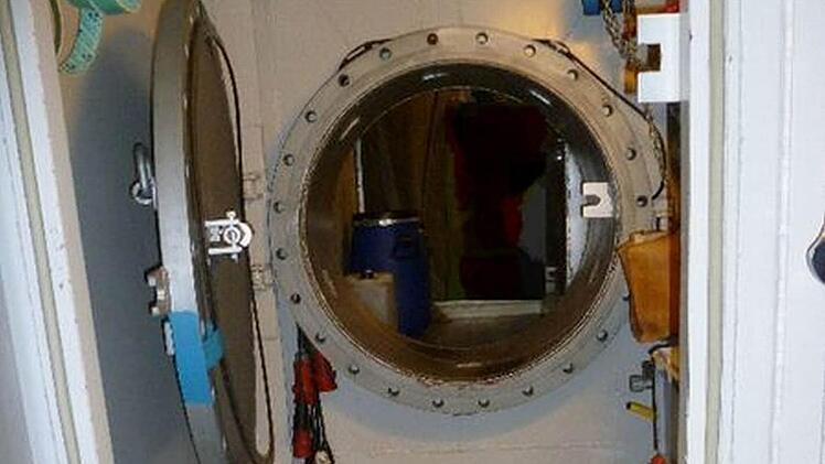 So sah der Eingang zu dem Bunker aus, den die Polizei auf dem Grundstück eines Mann aus Himmelkron entdeckt hatte. Dort bewahrte er neben Lebensmitteln und Geld auch Sprengstoff und Rauschgift auf. Foto: Polizei