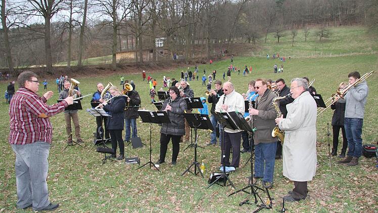 Der Musikverein Weiher-Mangersreuth umrahmte den Osterhasenauftritt musikalisch