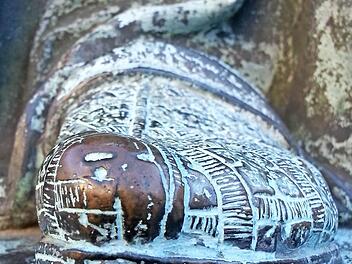 "Gehn'se mal zum Schuster, Hochwürden!", möchte man der Statue des heiligen Otto auf dem Maxplatzbrunnen zuraunen.  Foto: Sabine Christofzik