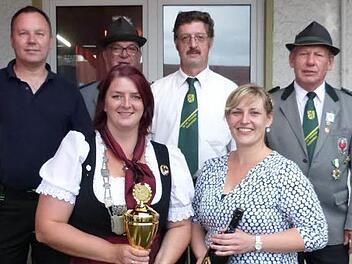 Die Sieger des Vereinsschießens (von links): Hans-Jürgen Hempfling (Feuerwehr Stadtsteinach), Erster Schützenmeister Reinhard Kraus, Andrea Schuberth (Damenteam Jugendband), Willi Ultsch (bester Mann), Stefanie Kühn (beste Frau) und Zweiter Schützenmeister Raimund Ortlieb. Foto: Klaus-Peter Wulf