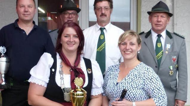 Die Sieger des Vereinsschießens (von links): Hans-Jürgen Hempfling (Feuerwehr Stadtsteinach), Erster Schützenmeister Reinhard Kraus, Andrea Schuberth (Damenteam Jugendband), Willi Ultsch (bester Mann), Stefanie Kühn (beste Frau) und Zweiter Schützenmeister Raimund Ortlieb. Foto: Klaus-Peter Wulf