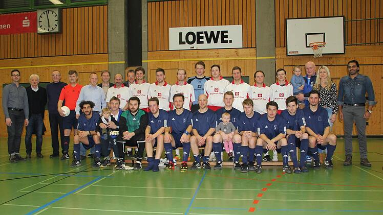 Die Betriebsmannschaft von Wiegand-Glas (weiße Trikots) hat durch einen 2:1-Sieg gegen das Team von Dr. Schneider (vorne) das Loewe-Hallenturnier gewonnen. Mit im Bild (von links) Personalleiter Andy Hauer, Pressesprecher Roland Raithel (beide Loewe), BLSV-Kreisvorsitzender Karl H. Fick, Schiedsrichter Hans Hiesl, Betreuer Thomas Löffler (Wiegand), Landrat Klaus Löffler und IHK-Vorsitzender Hans Rebhan sowie (von rechts) Geschäftsführer Parag Shah, Gesellschafterin Annette Schneider und Betre...
