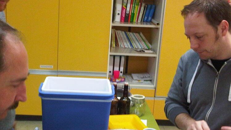 Die Hobbybrauer bei der Arbeit.