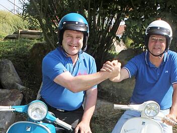 Josef Sanfilippo (links) und Franz Jahn sind federführend bei den Vespa-Treffen im Itzgrund. Hier zeigen sie zwei seltene Roller, die am Wochenende in Kaltenbrunn zu sehen sein werden. Foto: Matthias Einwag