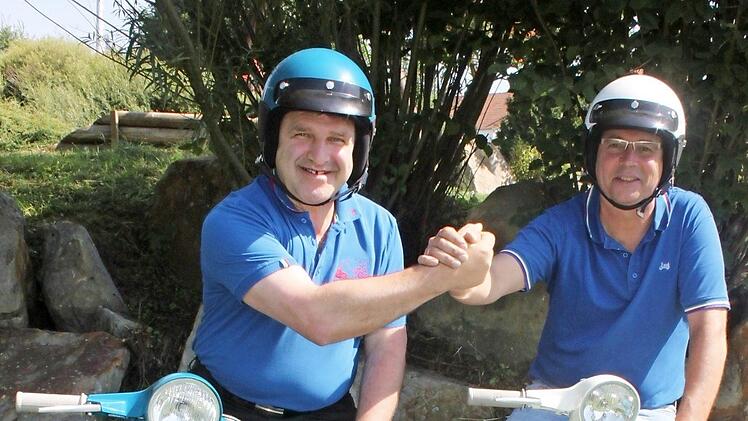 Josef Sanfilippo (links) und Franz Jahn sind federführend bei den Vespa-Treffen im Itzgrund. Hier zeigen sie zwei seltene Roller, die am Wochenende in Kaltenbrunn zu sehen sein werden. Foto: Matthias Einwag