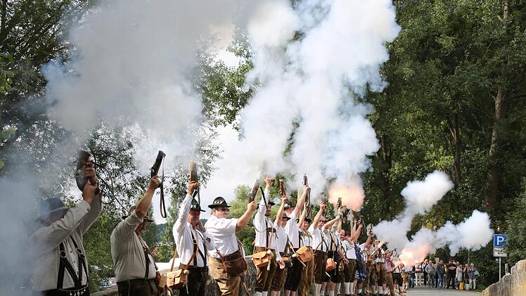 Aufgewacht: War am Sonntag in Seßlach ein bisschen länger im Bett liegen bleibt, wird spätestens um 11.20 Uhr von den Böllerschützen geweckt. Foto: Touris-Info Seßlach