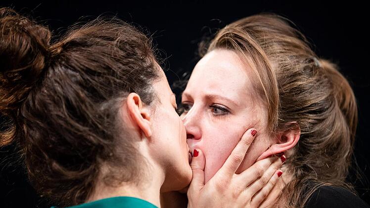 Furioses Kammerspiel: Szene aus der Coburger Erstaufführung der Komödie "Gespräch wegen der Kürbisse" in der Reithalle.Foto: Sebastian Buff