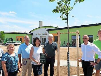 Große Freude bei Kunibert Wagner und Gabi Braun (beide Verein für Garten und Landschaftspflege Ebensfeld), Harald Klier (Kindergartenbeauftragter), Tagesstättenleiterin Ulli Zenk, Bürgermeister Bernhard Storath, Landrat Christian Meißner und Kreisfachberater Michael Stromer (von links) -  im Hintergrund das neue Haus "Mainzwerge" Foto: Monika Schütz