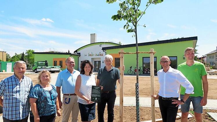 Große Freude bei Kunibert Wagner und Gabi Braun (beide Verein für Garten und Landschaftspflege Ebensfeld), Harald Klier (Kindergartenbeauftragter), Tagesstättenleiterin Ulli Zenk, Bürgermeister Bernhard Storath, Landrat Christian Meißner und Kreisfachberater Michael Stromer (von links) -  im Hintergrund das neue Haus "Mainzwerge" Foto: Monika Schütz