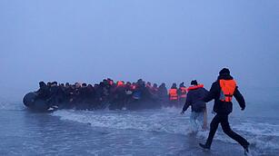 Mutma&szlig;liche Migranten am  &Auml;rmelkanal