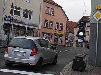 Freie Fahrt aus Richtung Bad Kissingen. Dafür müssen die Autofahrer aus Richtung Volkers warten. Fotos: Ulrike Müller