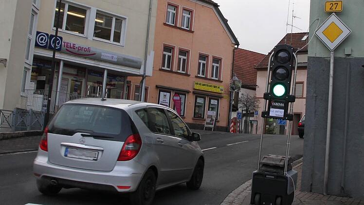 Freie Fahrt aus Richtung Bad Kissingen. Dafür müssen die Autofahrer aus Richtung Volkers warten. Fotos: Ulrike Müller