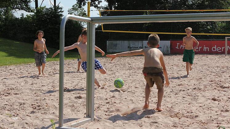 Bevor es wieder ins Wasser geht, spielen diese Jungs eine Runde Fußball.