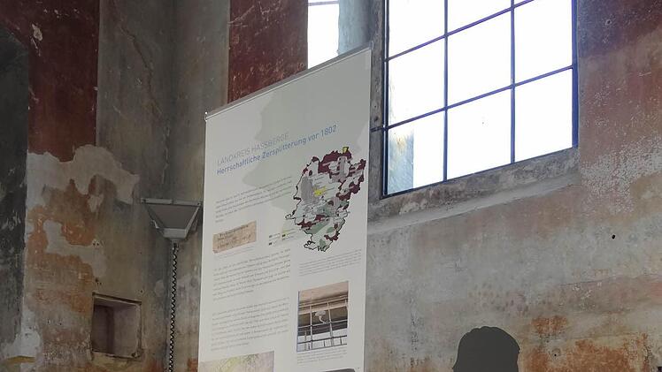 Auf Stehtafeln und Figuren wird die Geschichte der Landjuden in Unterfranken erzählt.