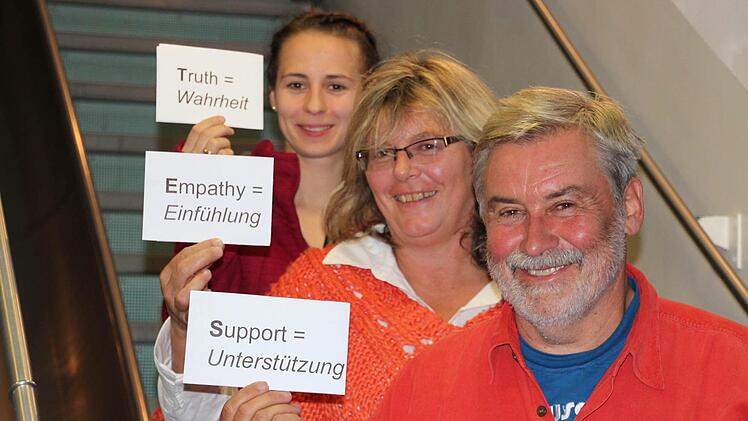 Andrea Zellmer vom Projekt Meilenstein (von links), Monika Poglitsch, Sozialpädagogin bei der Caritas, und Franz Will zeigen die Schilder mit den drei Schritten, wie man emotional auffällige und aggressive Jugendliche für Hilfe öffnen kann. Foto: Tobias Kindermann