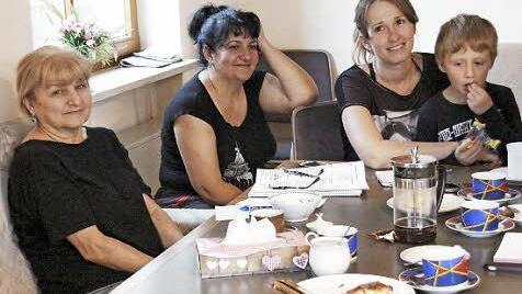 Im Haus Tabea (von links): Gjozal Chatschikyan (60), Narine Karapetyan (38), Liia Kopaliani und Sohn Irakliy Fotos: Josef Hofbauer/privat