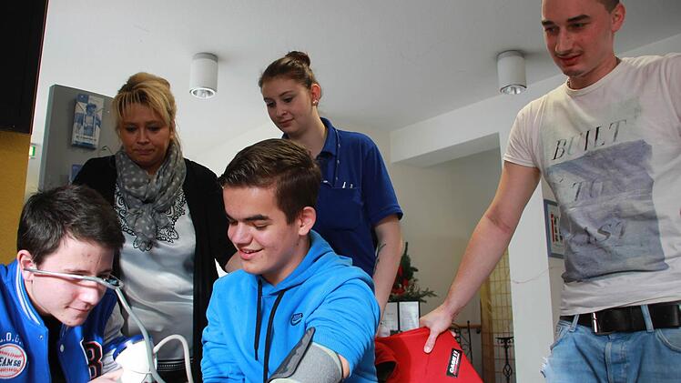 Im Hintergrund schauen Yvonne Kurzeja (von links), Azubi Nadine und Dominik den beiden Schülern Felix und Dario über die Schulter.Foto: Sarah Dann