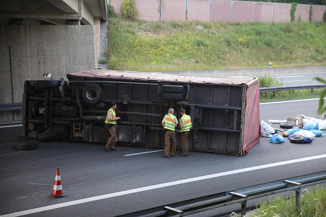 Lkw verliert Hinterreifen und stuerzt um
