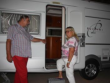 Clemens und Christine Raab an ihrem Wohnwagen, mit dem sie in Kürze Richtung Valencia starten.  Foto: Friedwald Schedel