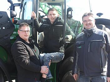 Für André Beez (Mitte) ist der Traum vom eigenen Traktor mit Unterstützung von Rainer Schmidt (links) und Eugen Kotschenreuther (rechts) wahr geworden. Bald kommt noch ein Lift, damit Beez ohne Hilfe einsteigen kann. Foto: Veronika Schadeck