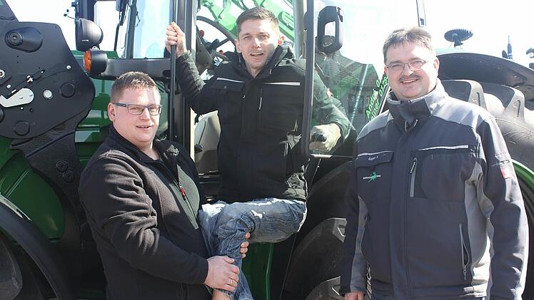 Für André Beez (Mitte) ist der Traum vom eigenen Traktor mit Unterstützung von Rainer Schmidt (links) und Eugen Kotschenreuther (rechts) wahr geworden. Bald kommt noch ein Lift, damit Beez ohne Hilfe einsteigen kann. Foto: Veronika Schadeck
