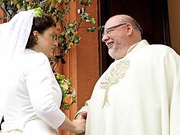 Familienfeste bedeuteten für Pfarrer Martin Wissel immer sehr viel; hier beim Empfang der jüngsten Tochter der gräflichen Familie, Braut Maria Nina Schenk Gräfin von Stauffenberg, vor der Kirche bei ihrer Hochzeit mit Graf von und zu Westerholt und Gysenberg.  Foto: Günther Geiling/Archiv
