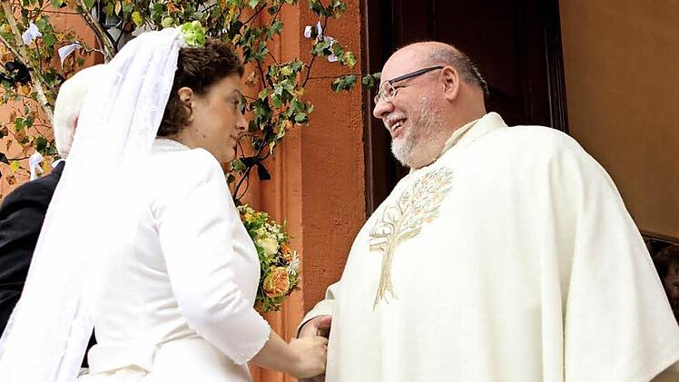 Familienfeste bedeuteten für Pfarrer Martin Wissel immer sehr viel; hier beim Empfang der jüngsten Tochter der gräflichen Familie, Braut Maria Nina Schenk Gräfin von Stauffenberg, vor der Kirche bei ihrer Hochzeit mit Graf von und zu Westerholt und Gysenberg.  Foto: Günther Geiling/Archiv