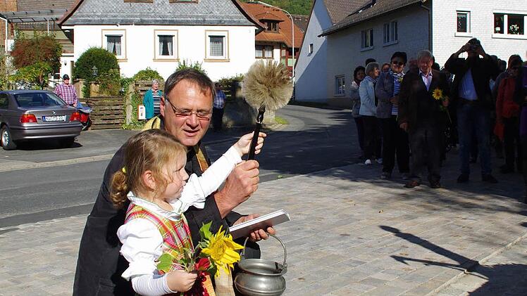 Pfarrer Georg Birkel segnete zusammen mit der kleinen Johanna den Brunnen.