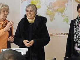 Zu Besuch im Asylbewerberheim: (von links) Heidi Clemens, die ehrenamtlich Deutschunterricht gibt, Regionalbischöfin Dorothea Greiner und Asylsozialberaterin Martina Zahl.  Foto: privat