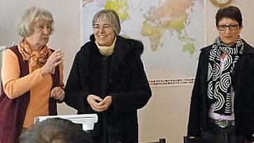 Zu Besuch im Asylbewerberheim: (von links) Heidi Clemens, die ehrenamtlich Deutschunterricht gibt, Regionalbischöfin Dorothea Greiner und Asylsozialberaterin Martina Zahl.  Foto: privat