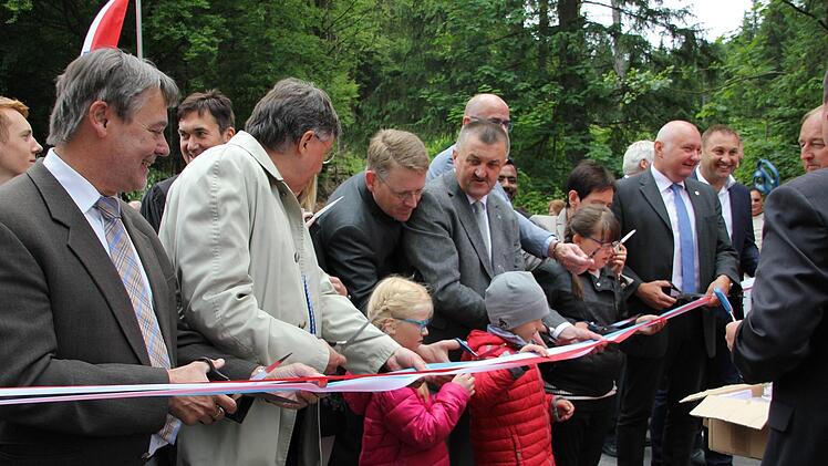 Fränkische und thüringische Politiker und Kinder bei der gestrigen Verkehrsfreigabe Foto: Veronika Schadeck