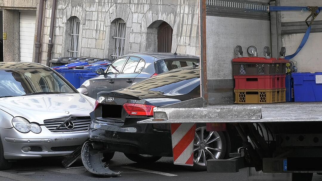 Feld der Verwüstung in Würzburg: Psychisch kranker Mann klaut Laster und rammt Autos