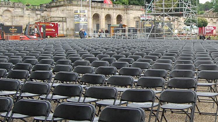 Drei der fünf Open-Air-Konzerte auf dem Schlossplatz sind in diesem Jahr bestuhlt. Wer keinen Sitzplatz hat, darf dennoch keinen eigenen Klappstuhl mit aufs Gelände nehmen.CT-Archiv/Oliver Schmidt