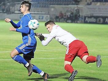 Hier kann sich der Schwabacher Torsch&uuml;tze zum 1:0, Enrico Cittadini (links), der Bewachung durch den Memmelsdorfer Wladislaw Nikiforow nicht entziehen. Foto: rj