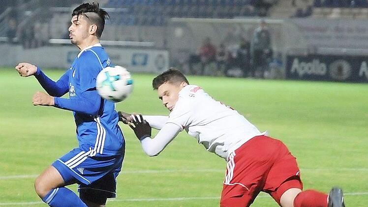 Hier kann sich der Schwabacher Torsch&uuml;tze zum 1:0, Enrico Cittadini (links), der Bewachung durch den Memmelsdorfer Wladislaw Nikiforow nicht entziehen. Foto: rj
