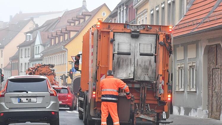 Die Gebühren für die Abfallbeseitigung steigen ab Januar: Ein Haushalt mit vier Personen muss  inklusive höheren Straßenreinigungs- und Entwässerungskosten mit Mehrausgaben von gut elf Prozent pro Jahr rechnen.  Foto: Ronald Rinklef