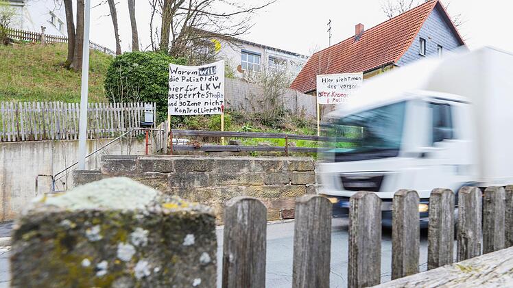 Auf der Seite seines Grundstücks, die an die Straße grenzt, hat Dieter Herlein Protestbanner angebracht. Foto: Marian Hamacher