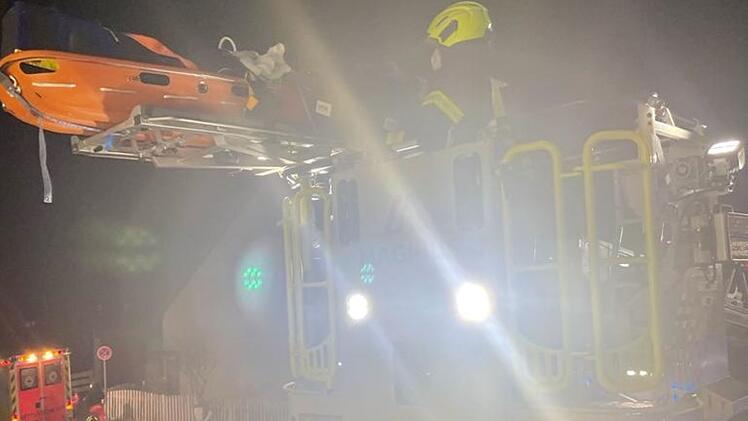 Rettung über Drehleiter - Feuerwehr Bubenreuth holt Patienten vom Balkon