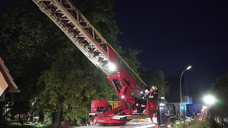 Blitz schlägt in Haus ein: Wohnhaus gerät bei Unwetter in Brand