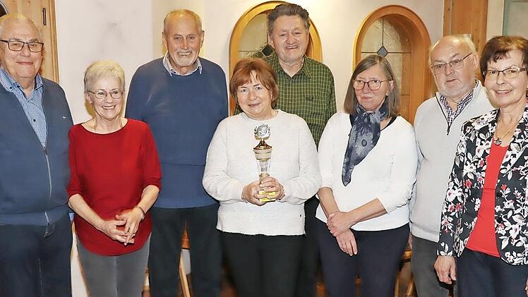 Die Wanderer mit den meisten Teilnahmen (v. l.): Klaus Seifert, Heidi Erhardt, Ewald Dorsch, Wanderpokalgewinnerin Petra Krassa, Wanderwart Erwin Zapf, Hanne und Wolfgang Vetter sowie Irene Hempfling