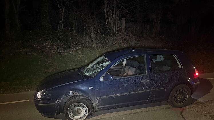 Schwabach: Auto gerät in Gegenverkehr und erfasst Fahrrad - Radlerin stirbt in Klinik