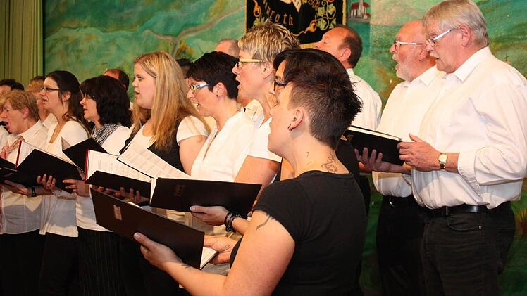 Die Feier zum 120-jährigen Bestehen gestaltete der Gesangverein Stangenroth mit einigen Gastchören. Unser Bild zeigt den Gemischten Chor und den Chor "Pro Ton". Fotos: Arnold Nöth