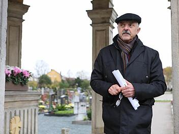 Stadtführer Klaus Fößel unter dem Baldachin der Reuder-Kapelle Fotos: Herbst